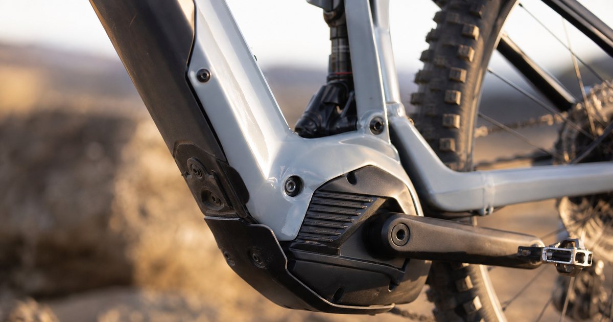 How do mid drive and hub motors compare on a luxury electric bike?